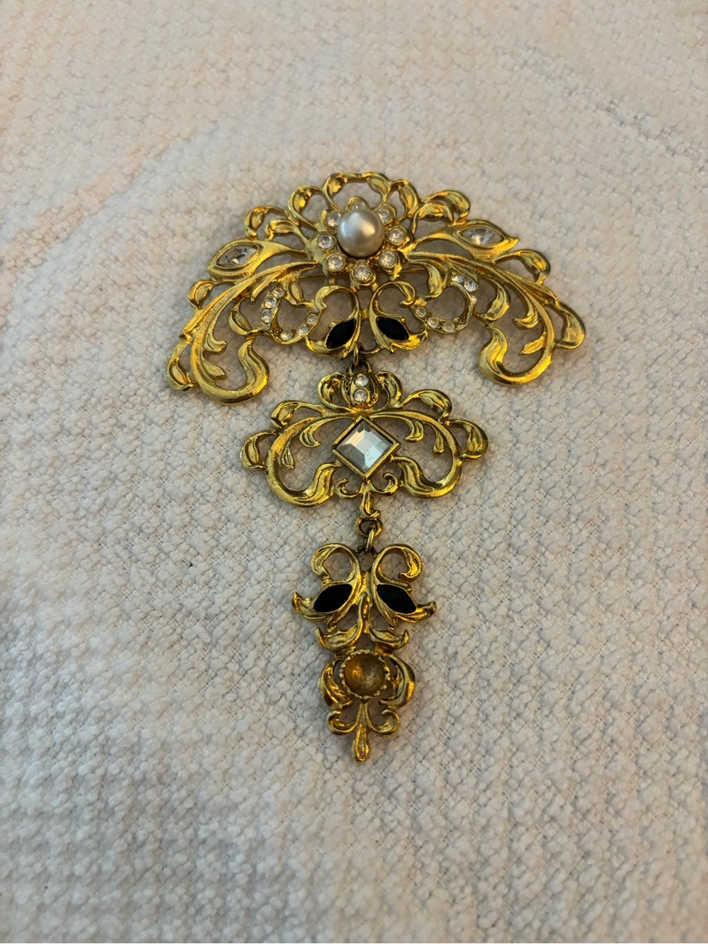 Vintage-Inspired Gold Filigree Pendant Brooch with Pearl Accent